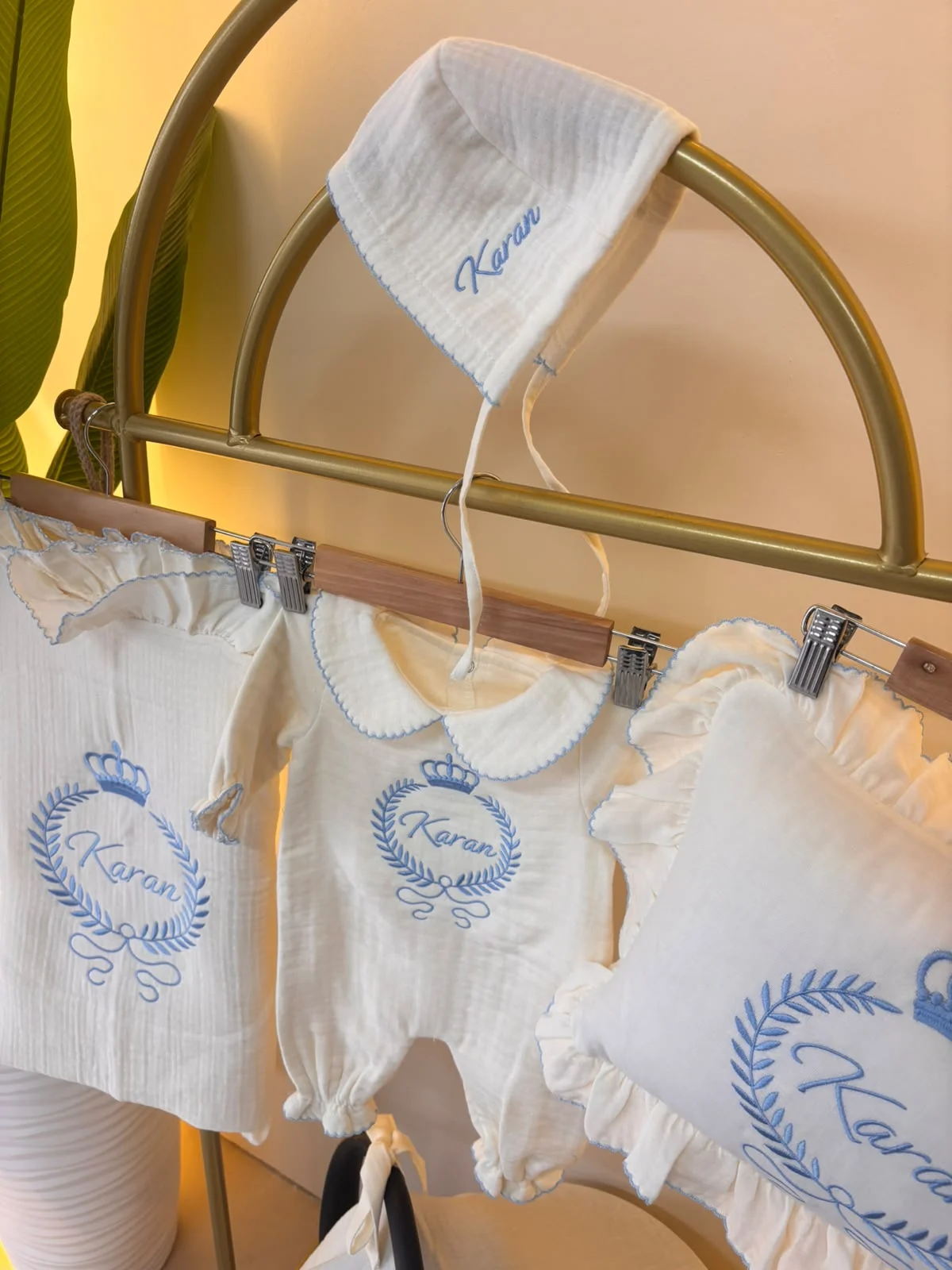 İğne Oyalı Fırfırlı Bebe Yaka Tulum ,Şapka , Battaniye, Puset örtüsü , Yastık (içi dolgulu),Eldivenİğne Oyalı Fırfırlı Kruvaze Tulum ,Şapka , Battaniye, Puset örtüsü , Yastık (içi dolgulu),Eldiven