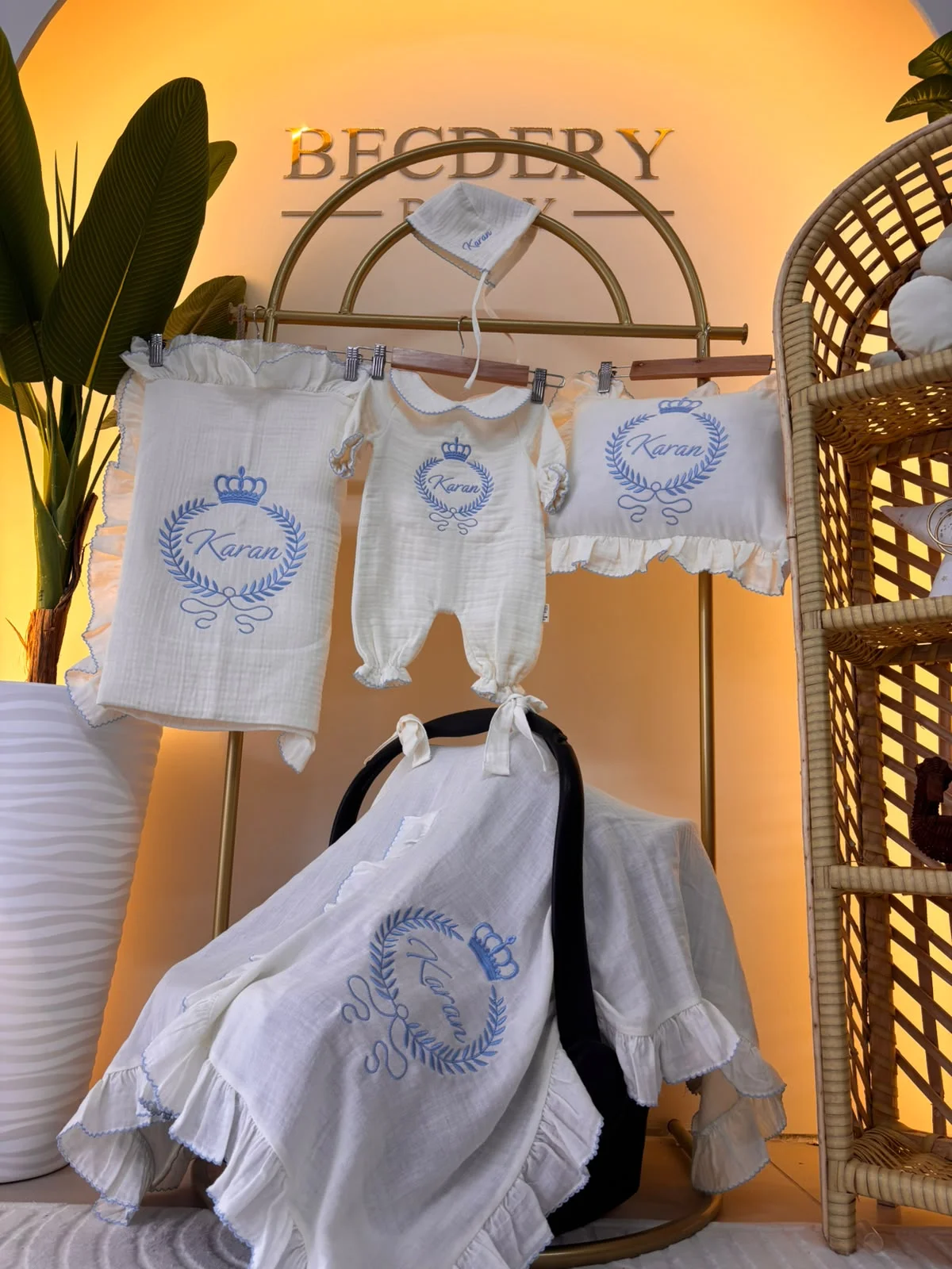 İğne Oyalı Fırfırlı Bebe Yaka Tulum ,Şapka , Battaniye, Puset örtüsü , Yastık (içi dolgulu),Eldivenİğne Oyalı Fırfırlı Kruvaze Tulum ,Şapka , Battaniye, Puset örtüsü , Yastık (içi dolgulu),Eldiven